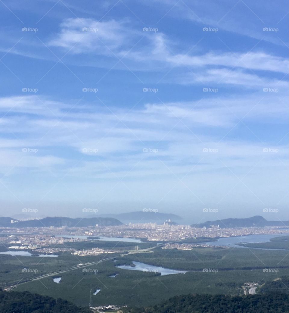 View of Santos Bay, from the Imigrantes Highway, in Serra do Mar (Brazil). / Vista da baía de Santos, a partir da Rodovia Imigrantes, na Serra do Mar (Brasil).