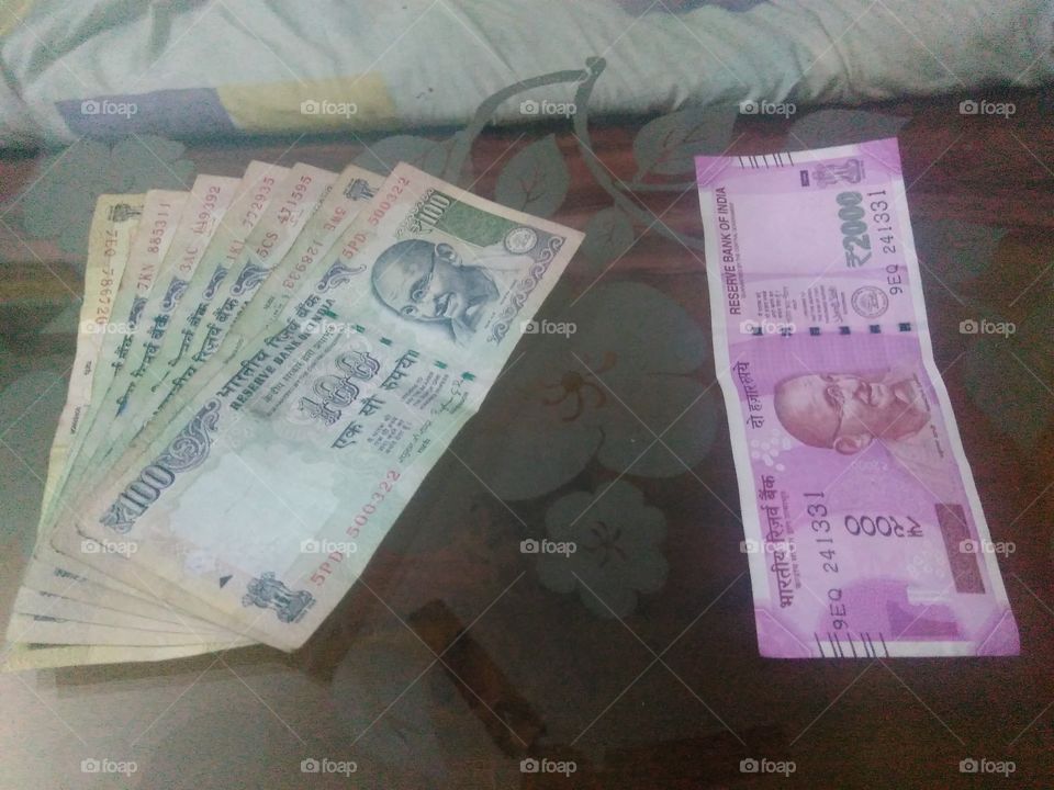 Old Indian currency vs the new Indian 2000 currency .