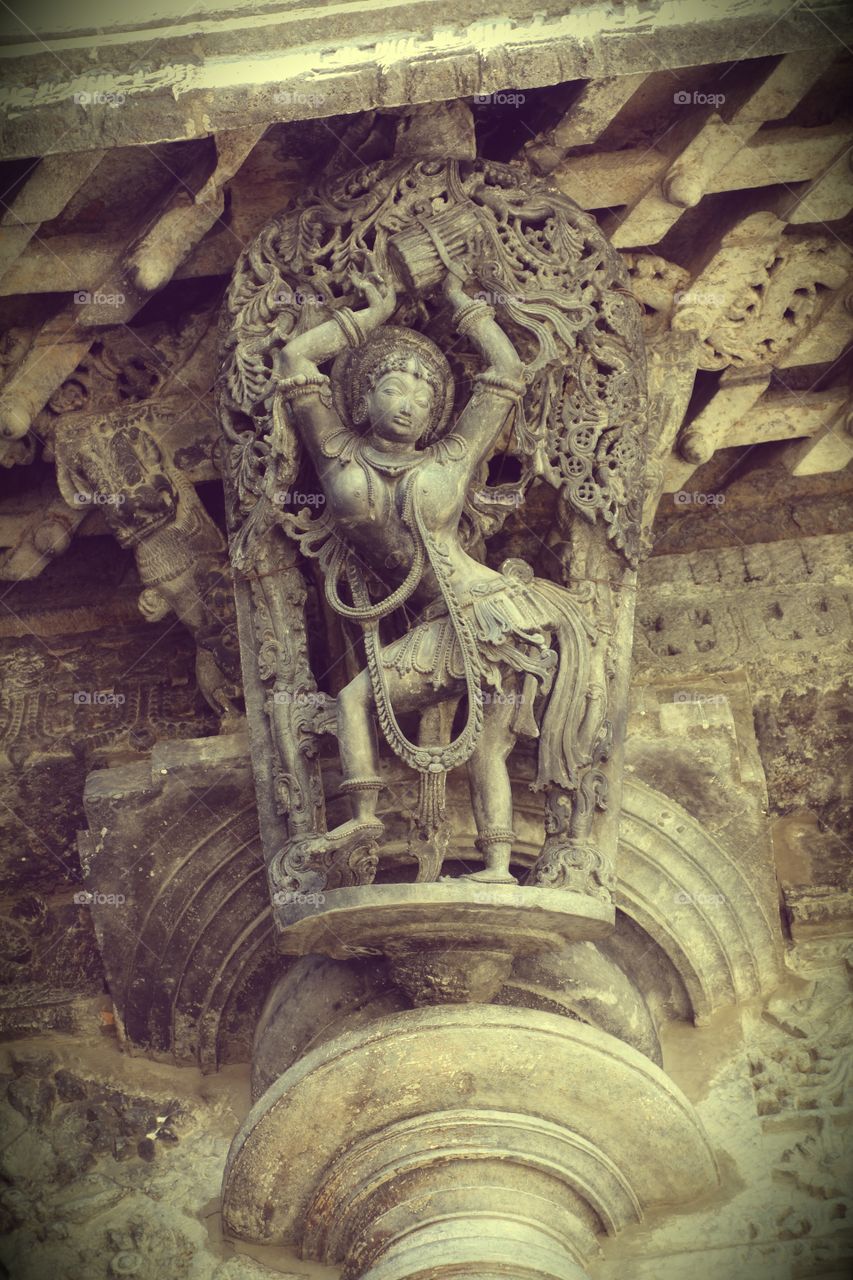 Belur Chennakeshava temple Apsara - thiribanghi