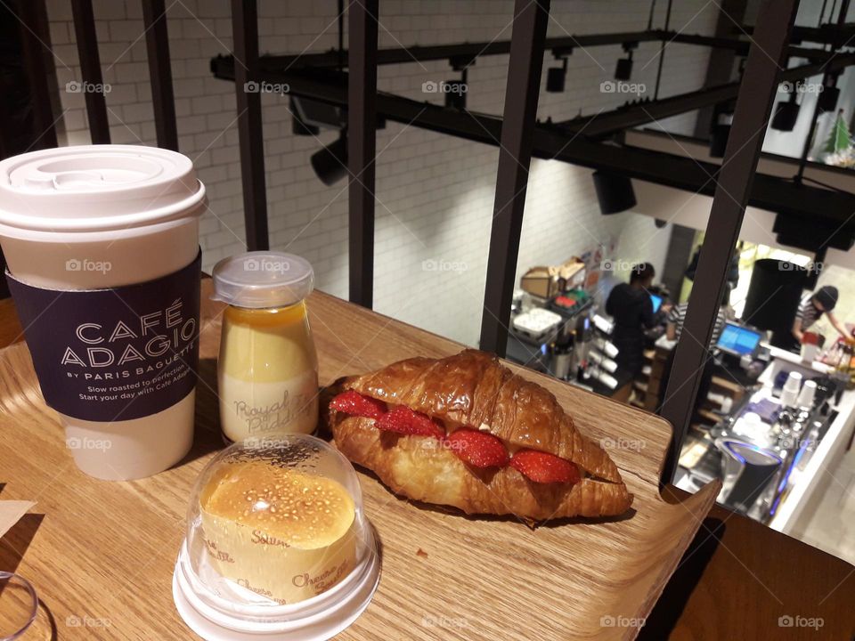 Take the break in the coffe shop