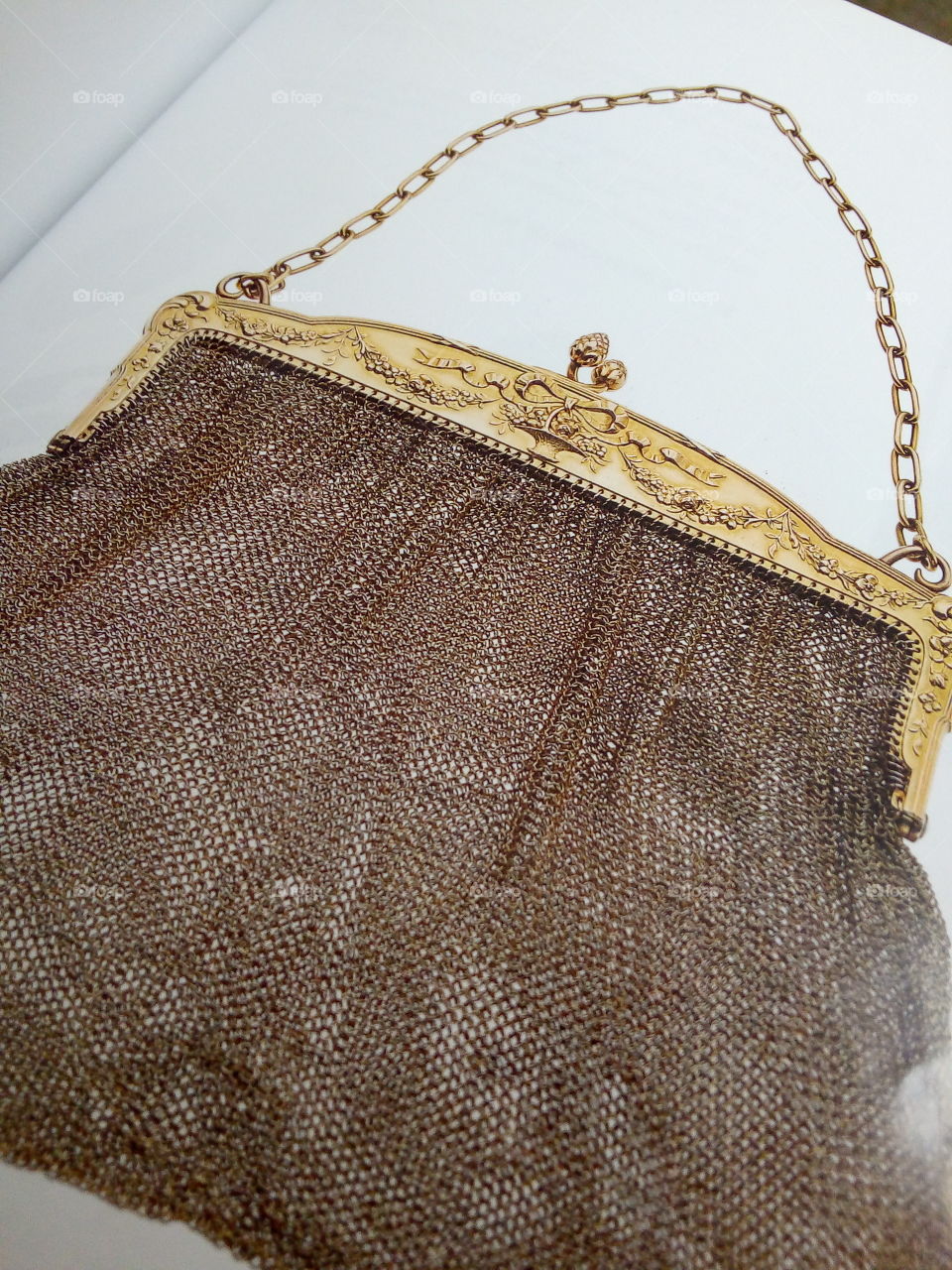 bolsa echa de hilos de oro de 14 kilates, con cadena de oro para colgar y utilizar por una mujer, también el broche es de oro. ideal para moda