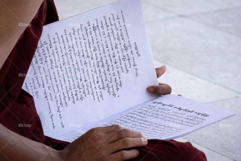 The monk  pray at Shwedagon