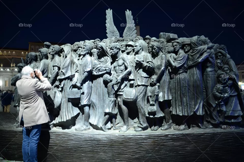 Statue immigrants 