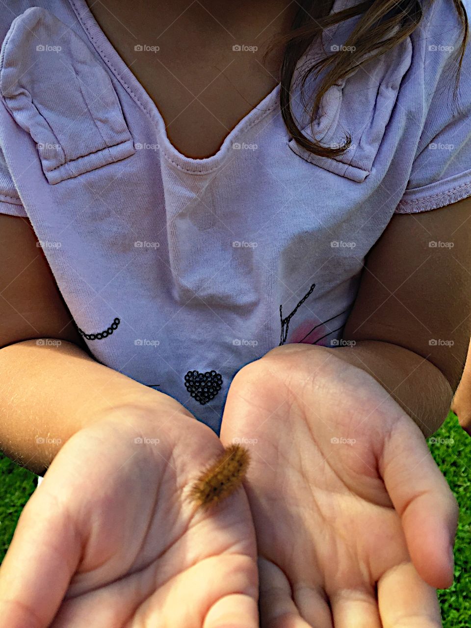 A worm in the girls hand! 