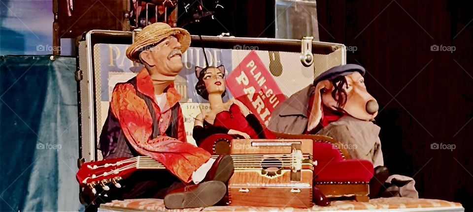 These are the puppets from the puppet theater in „Straubing“, „Niederbayern“ or „Lower Bavaria“ up close. There’s the man with the straw hat, the red plaid shirt and the brown vest, his wife in a red dress and their dog. 2024. Hypnotic Productions