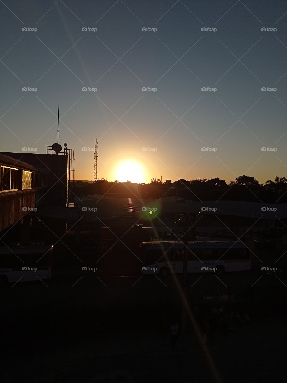 Um pôr do sol em um dia comum na cidade grande