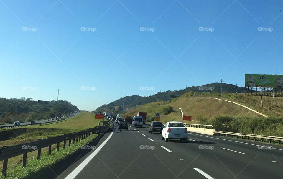 Vista da Rodovia dos Bandeirantes, com a paisagem da Serra dos Cristais (trecho de Jundiaí). 