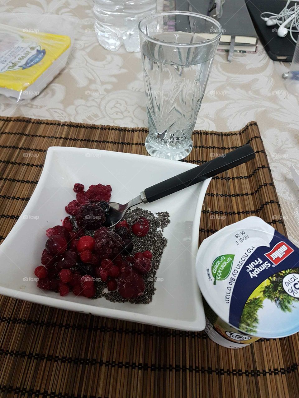 breakfast / yougurt / forest fruit
chia seeds