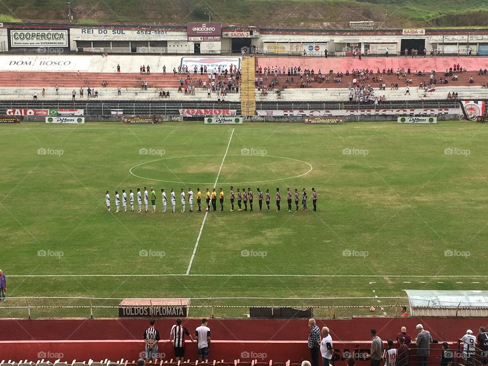 Hino Nacional e Hino de Jundiaí sendo executados. Tudo pronto para Paulista de Jundiaí x São José (o vice campeão paulista de 2004 x o vice de 1989). Os treinadores eram Zetti e Leão, respectivamente. 