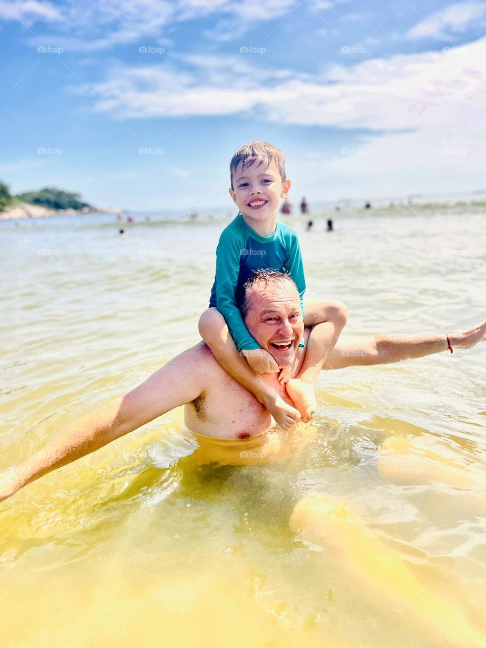 🇺🇸 Hello Brazil! Our beaches with clear waters allow us to have fun with our children (Praia do Guarujá, coast of São Paulo). / 🇧🇷 Olá Brasil! Nossas praias de águas claras permitem que nos divertimos com nossas crianças (Guarujá).