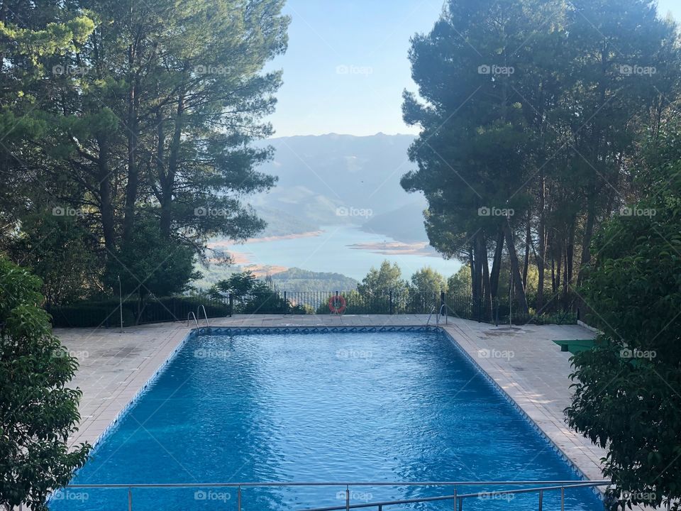 Piscina con el fondo del pantano del Tranco