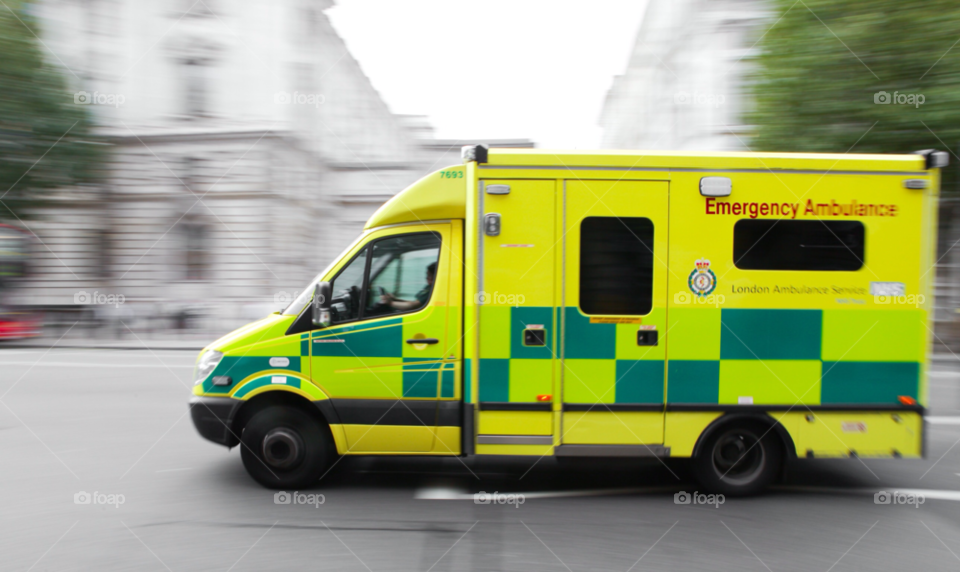 london emergency creative van by maapu