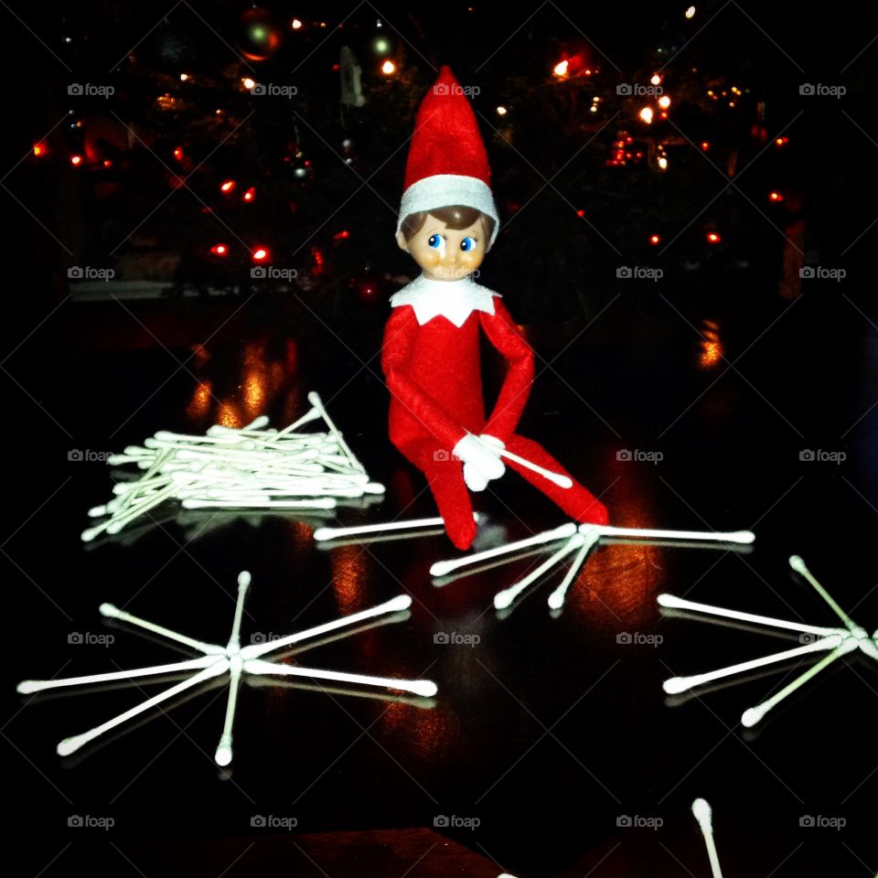 Elf on the shelf making Q tip snowflakes 