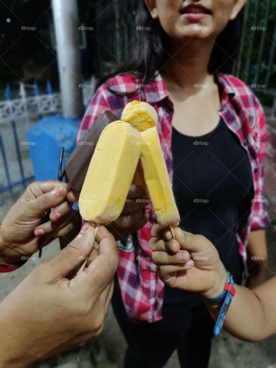 family celebrating summer evening with ice cream and creating memories for lifetime 🙂