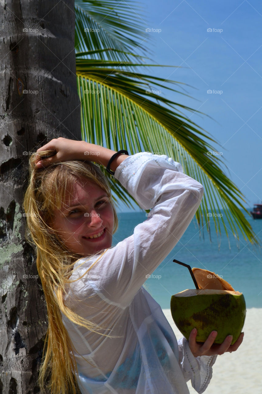 beach girl happy white by lanocheloca