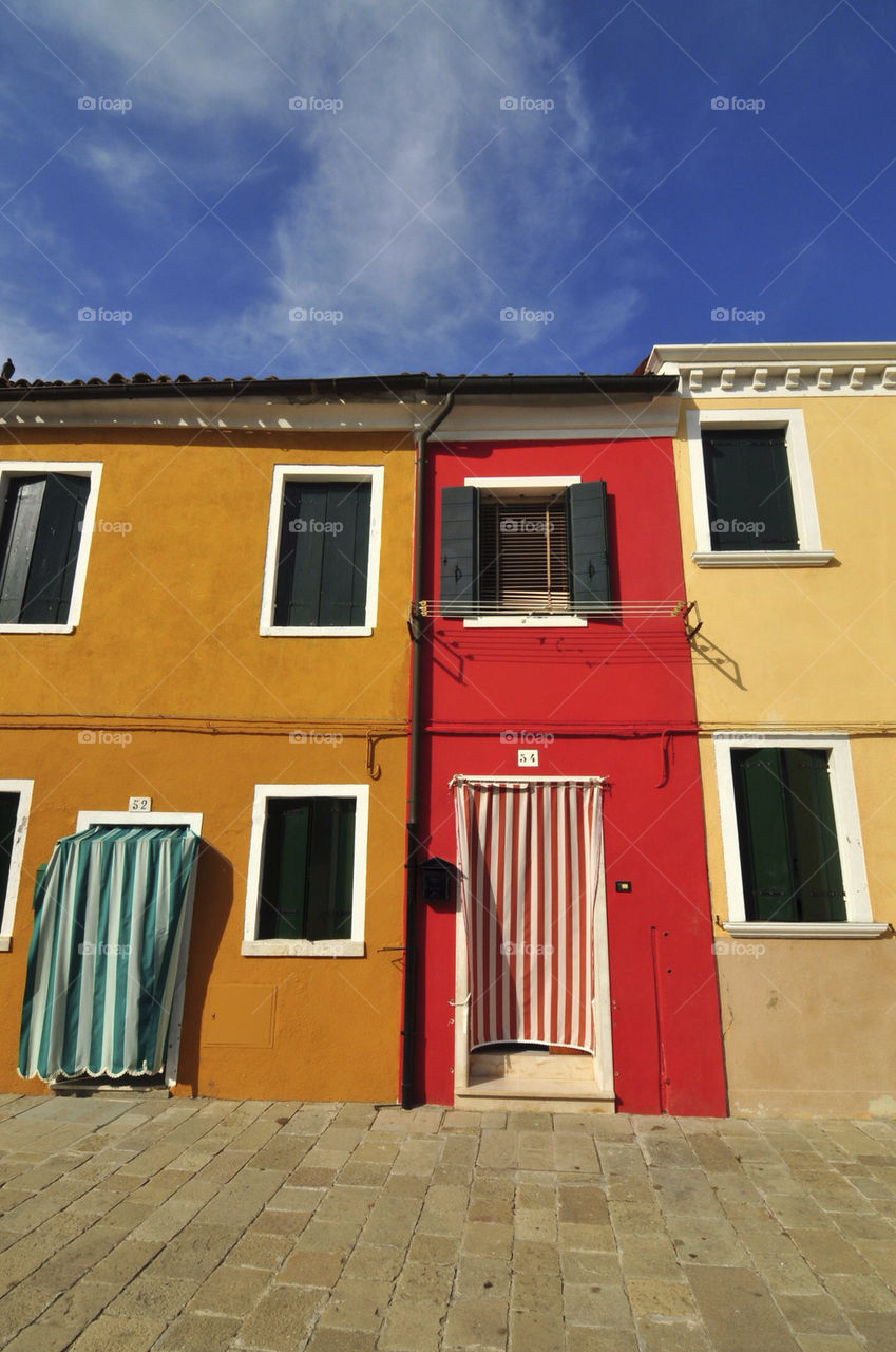 italy red windows house by hkjohan