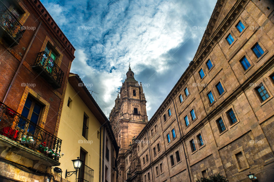 Callejeando por Salamanca me topé con estas vistas de la Catedral. Intenté llevar el recorrido visual de la fotografía para que en el centro de la misma fuera protagonista la misma Catedral.