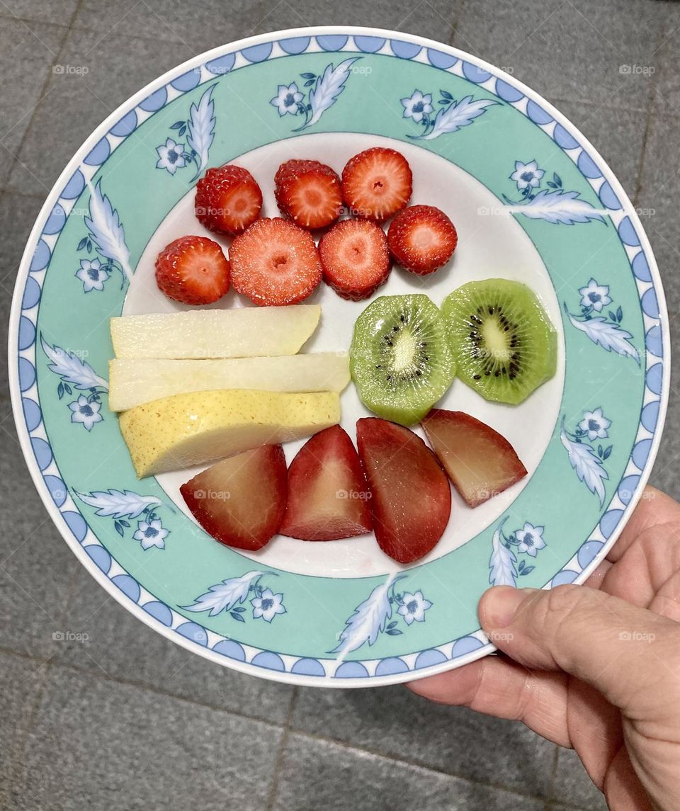 🇺🇸 Delicious fruits to sweeten lunch!  Today we have: strawberry, pear, kiwi and plum. All healthy and prepared with care. / 🇧🇷 Frutas deliciosas para adoçar o almoço! Hoje temos: morango, pêra, kiwi e ameixa. Tudo saudável e preparado com carinho.