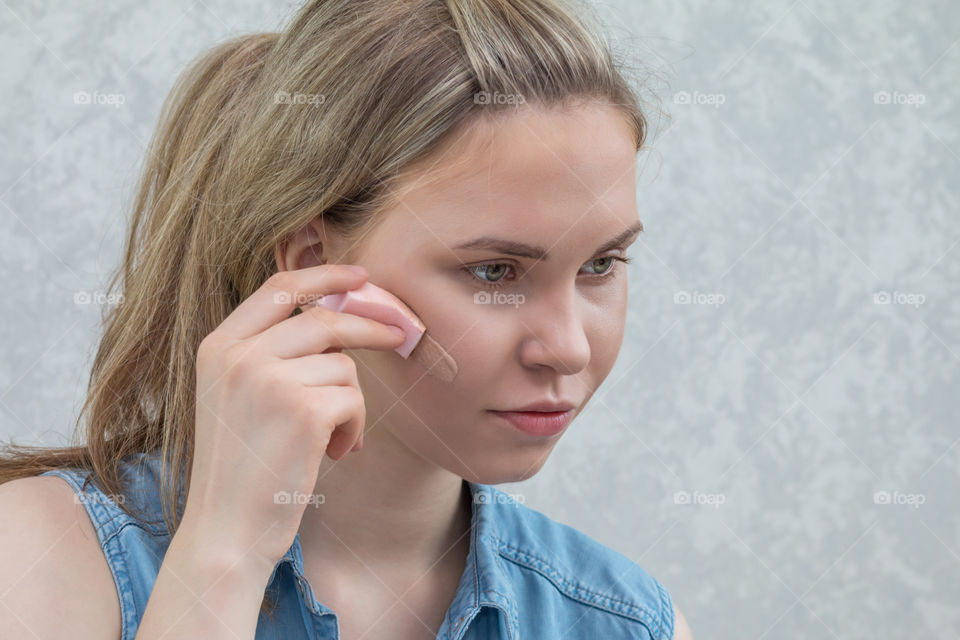 girl applying make-up