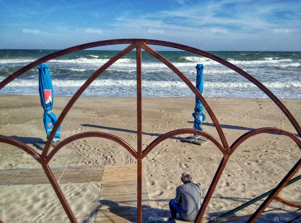 man on the beach мужчина на пляже