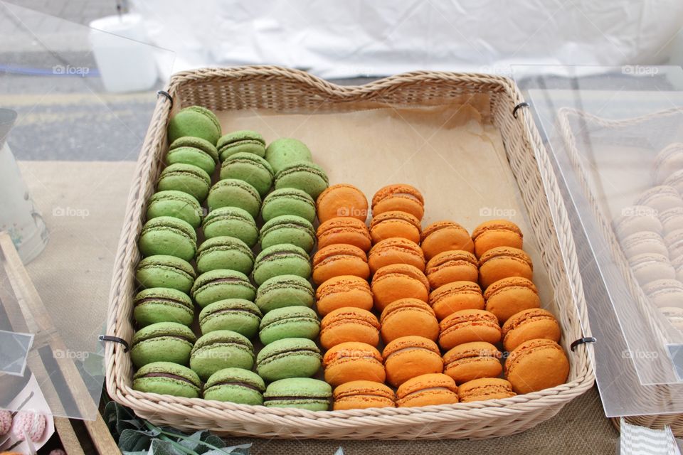 Contrasting Macaroons 