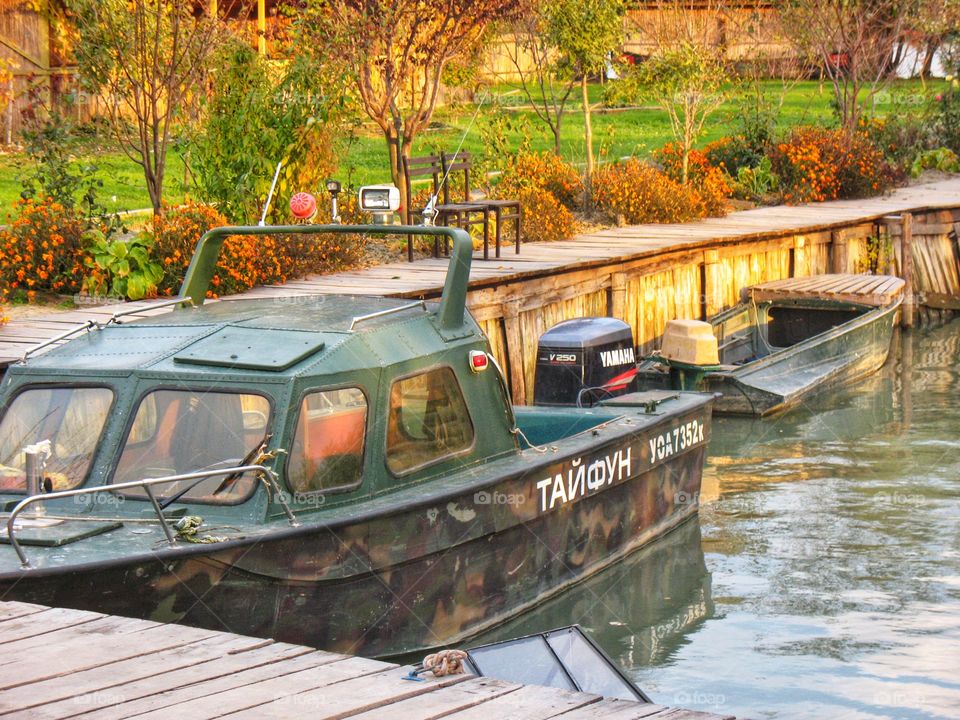 cutterboat катер у причала Дунай