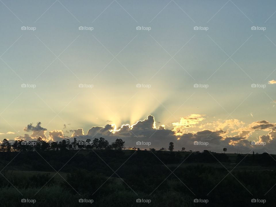 Por do sol. Evening. Sol e nuvens.