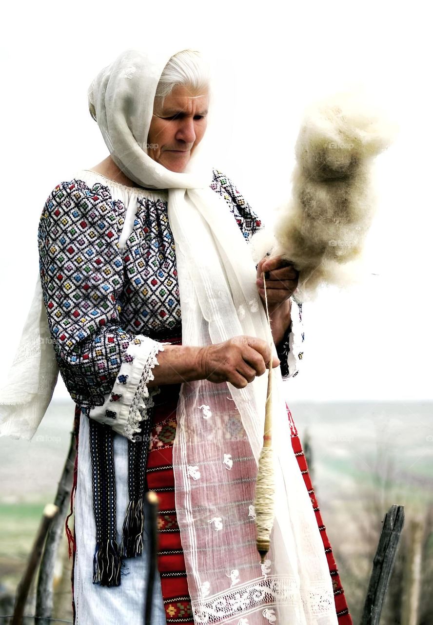 Româncă în port popular, torcand.

Portul popular românesc reprezintă îmbrăcămintea țăranilor de la sate, croite din materiale și pe modele ce își păstrează originalitatea, cu un ritm lent de schimbare, fără intervenția directă a modei.