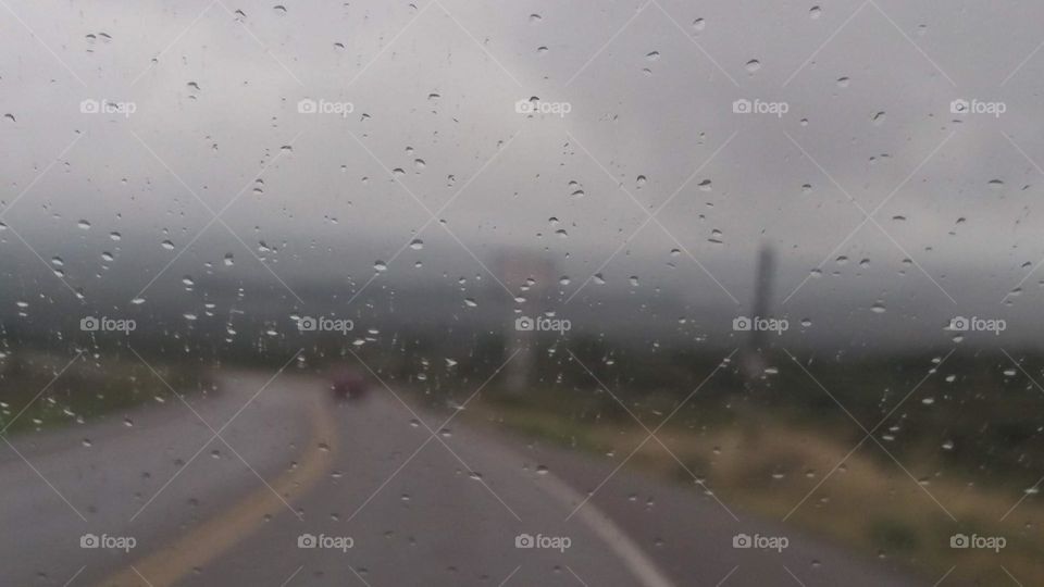 gotas de lluvia sobre el vidrio