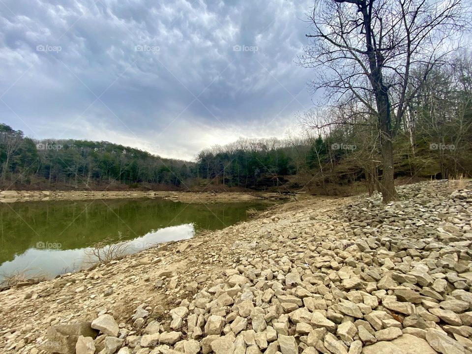 Rocky shoreline of the Green River in Kentucky 