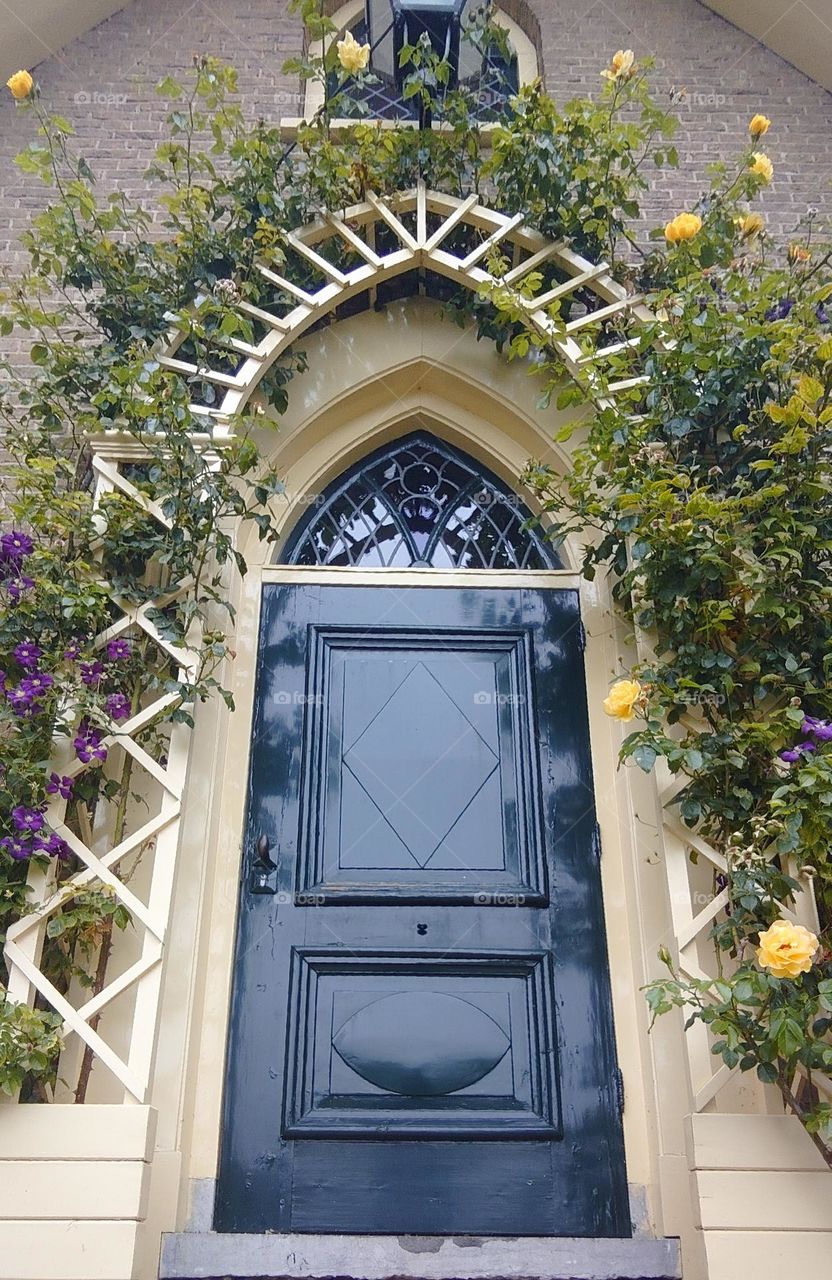 front door wite roses