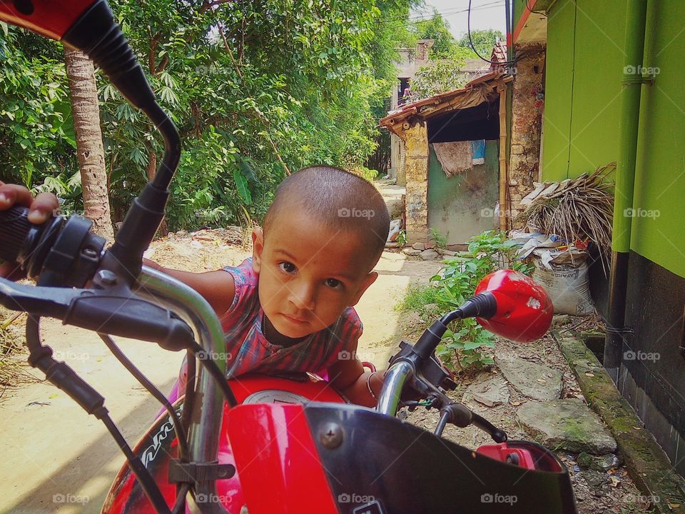 A 3 years child drive a 🚲 bike