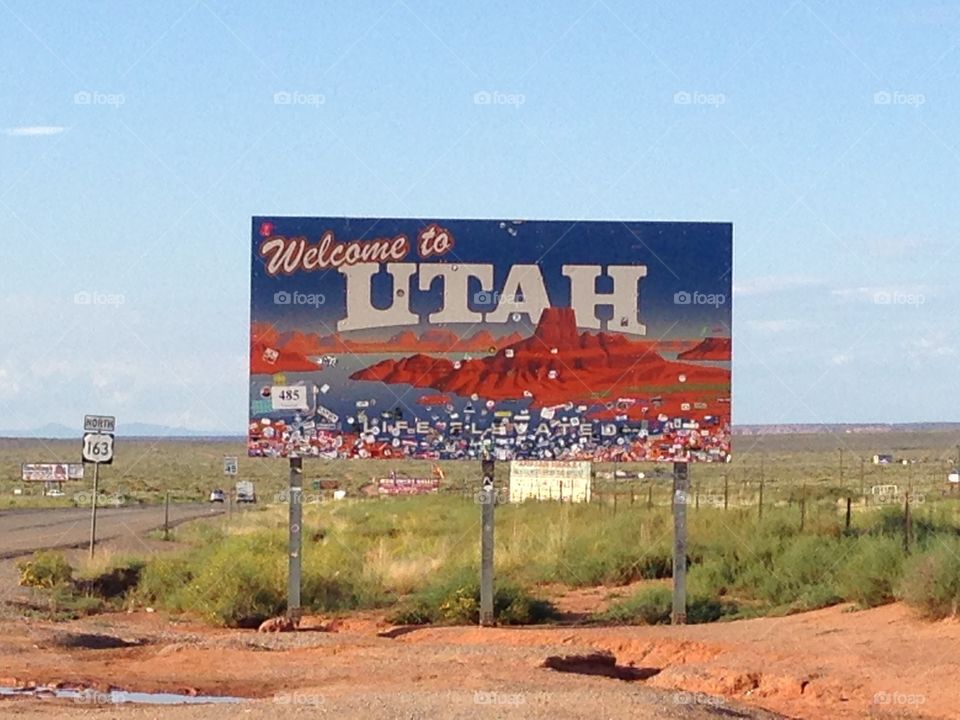 Sign of the Utah country beside the famous street that throw To Monument valley tribal park