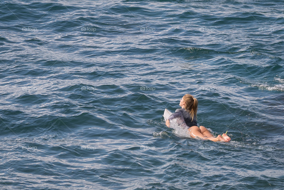 Red headed beauty paddling to the surf