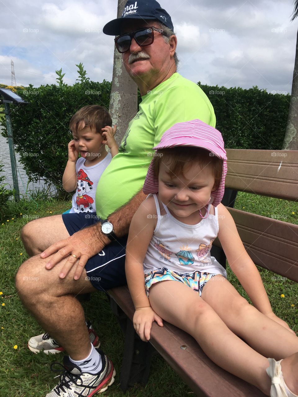 People of all ages playing in such a different world.  This picture is from Brazil, from a grandfather with his grandchildren. / Pessoas de todas as idades brincando num mundo tão diferente. Essa foto é aqui do Brasil, de um avô com os netos.