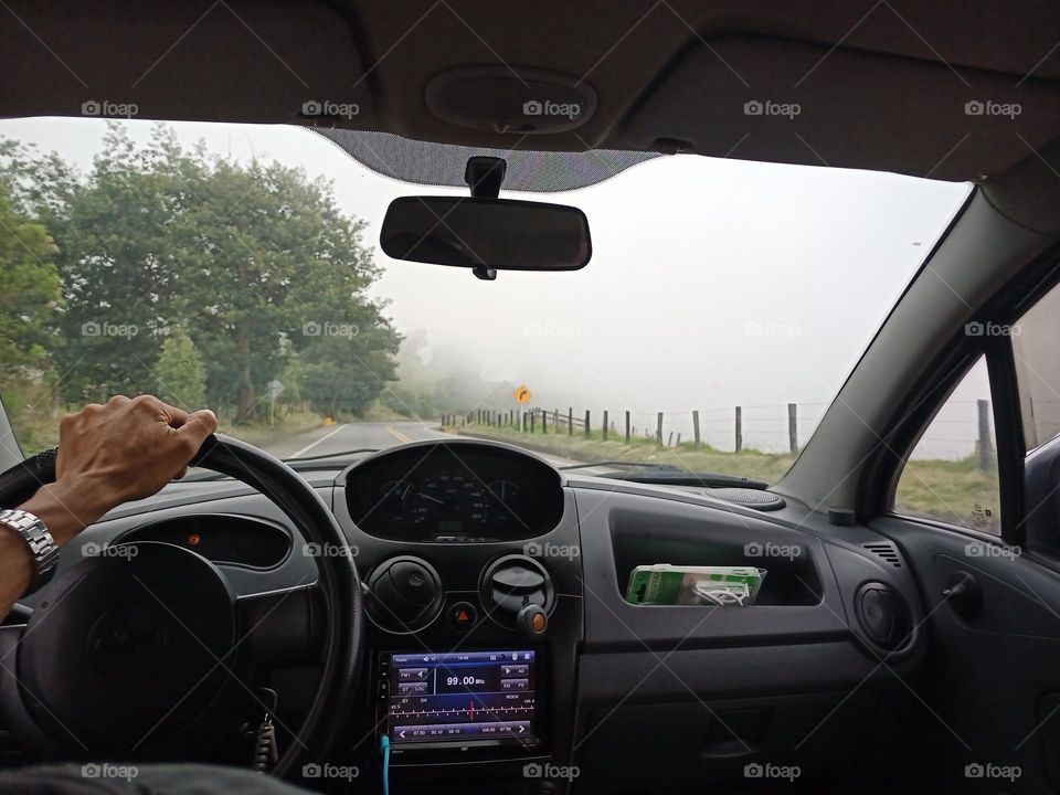 Carro. Carro en carretera. Carro de viaje.