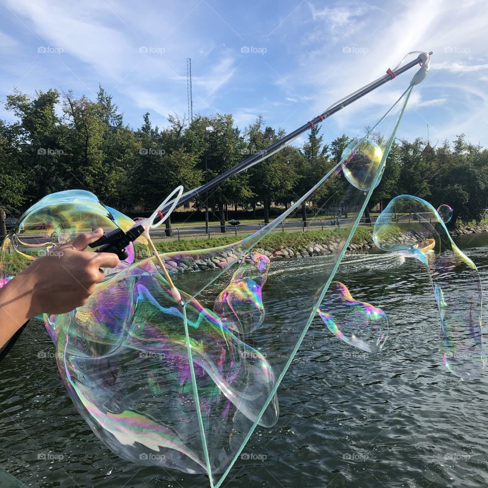 Making big soap bubbles