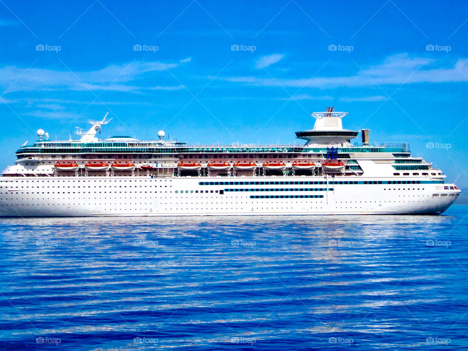 Cruise ship 🚢.