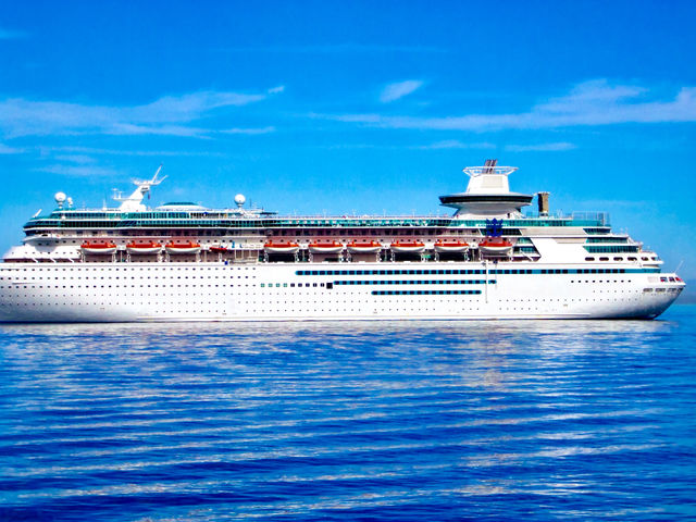 Cruise ship 🚢.