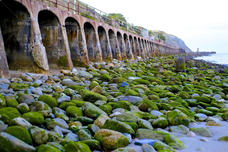 Brücke,moosbewachsene Steine, Wasser