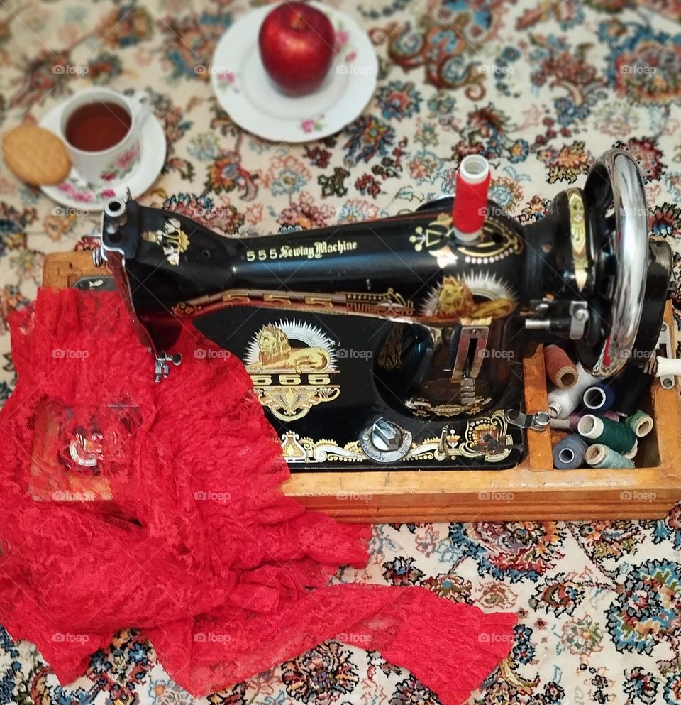 Thanks to the good days of my childhood,I arranged my frame with love color,sign of passion . I can still hear the sound of its lovely clatter in my ears. When my mom was sewing, I would put my head on her feet,I didn't think I would grow up so soon.