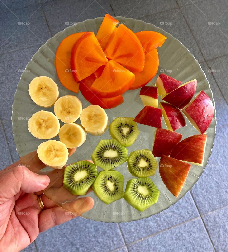 Delicious fruits for the afternoon: we have persimmon, banana, apple, kiwi and… love!  All done with a view to healthy eating. / 🇧🇷Frutas deliciosas para a tarde: temos caqui, banana, maçã, kiwi e… carinho! Tudo feito visando uma alimentação saudável.