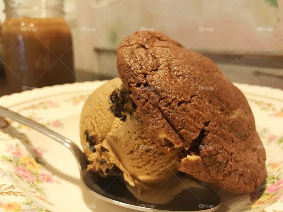 Ice cream and cookies 