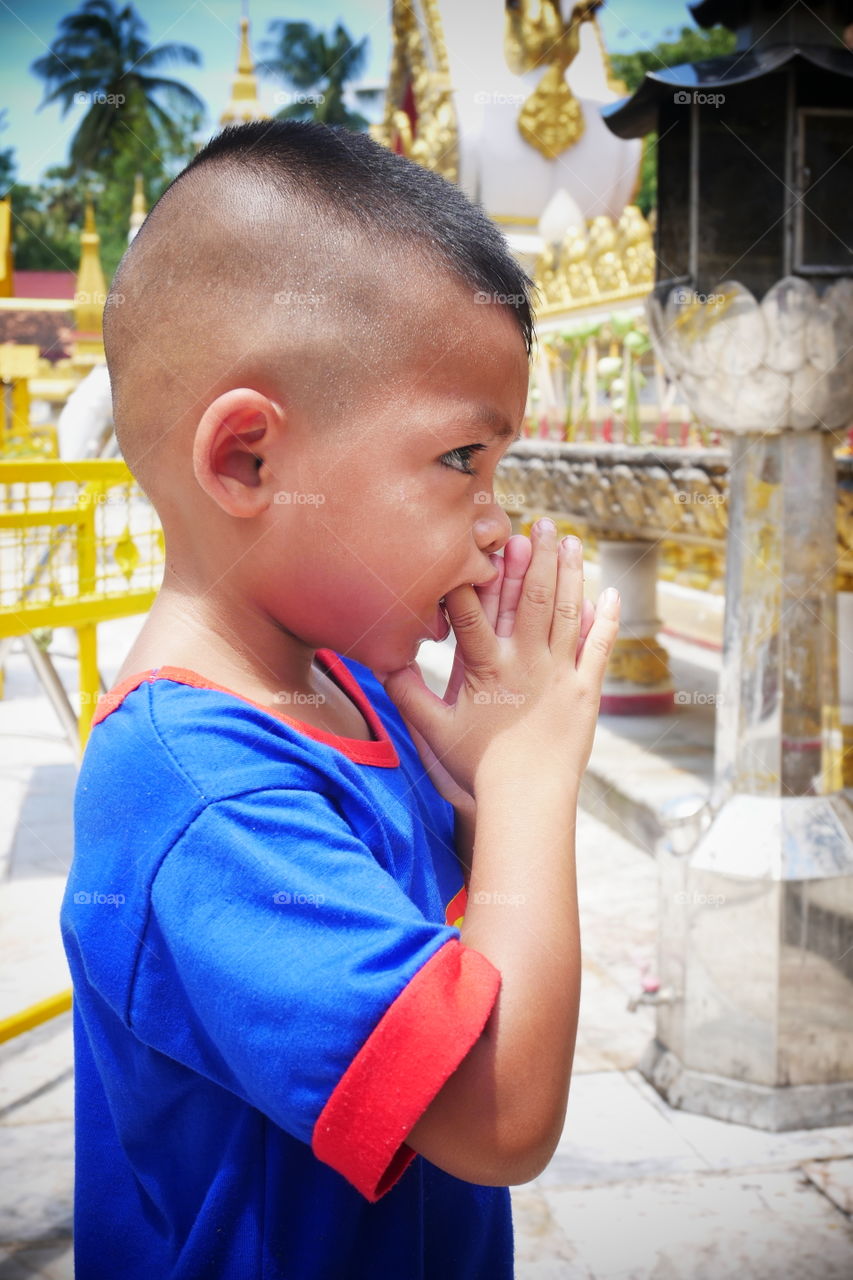 Little boy with faith
