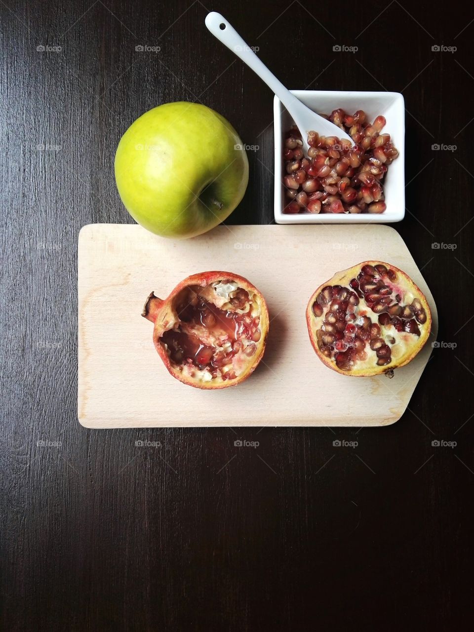 Bowl of pomegranate seed with green apple