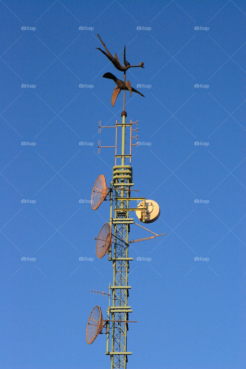 mobile tower dish mast by ippocampo