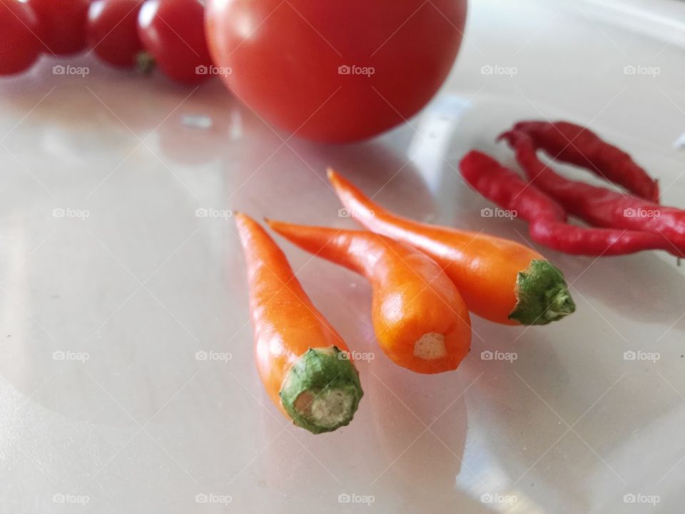 Chilischoten und Tomaten