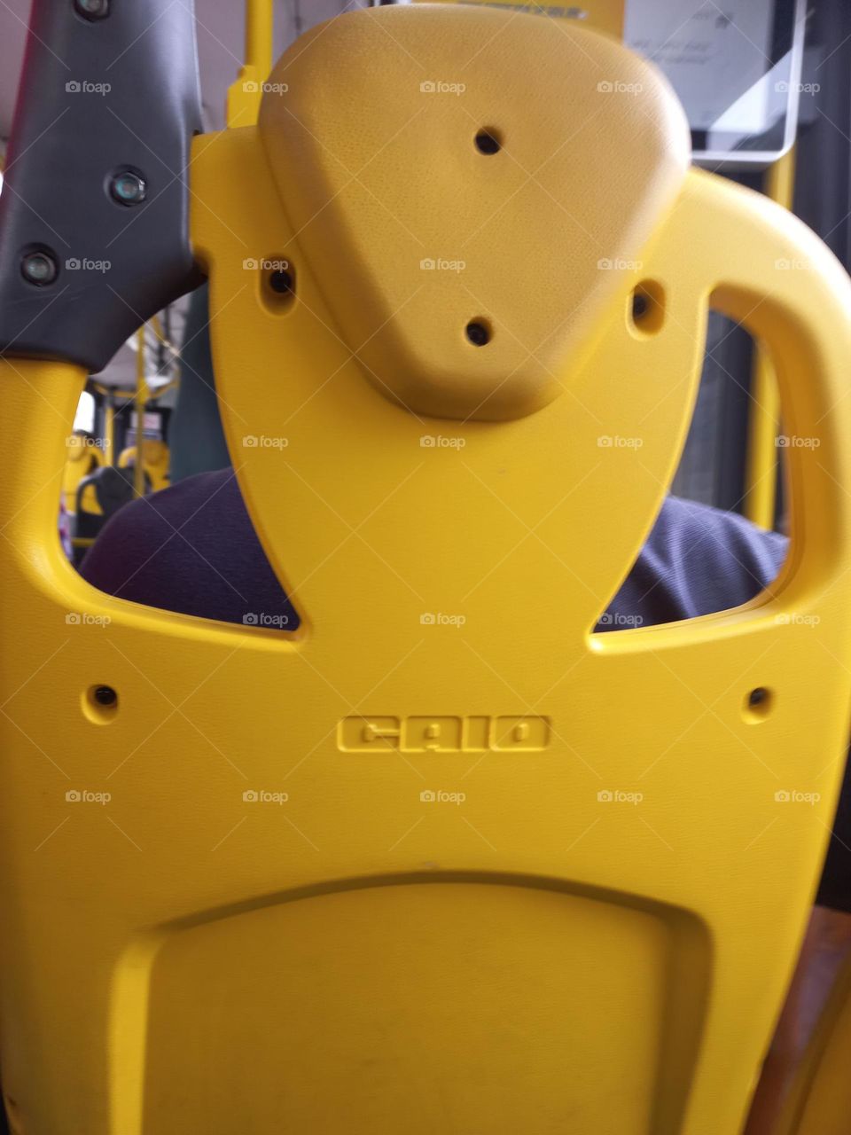 Assentos preferenciais.  As pessoas  portadoras de deficiência,  os idosos com idade igual ou superior a 60  anos, gestantes, lactantes, e as pessoas acompanhadas por crianças de colo têm direito ao assento preferencial nos transportes públicos