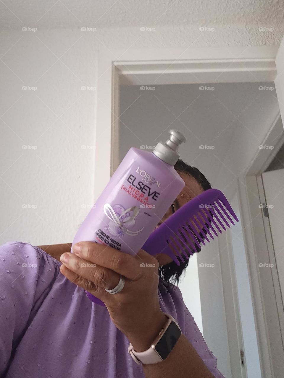 O cuidado com os cabelos ressecados e desidratados. Aposte na hidratação profunda toda semana e use um bom creme de pentear, para hidratar intensamente e desembaraçar os fios. Além de selar as pontas duplas