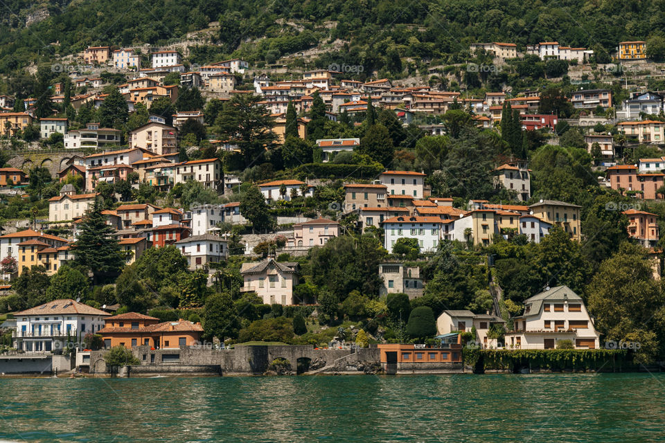 Lago Como no norte da Itália é um lugar lindo para se conhecer na Europa, com paisagens incríveis!
